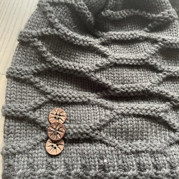 Grey beanie with buttons - Picture 2 of 2